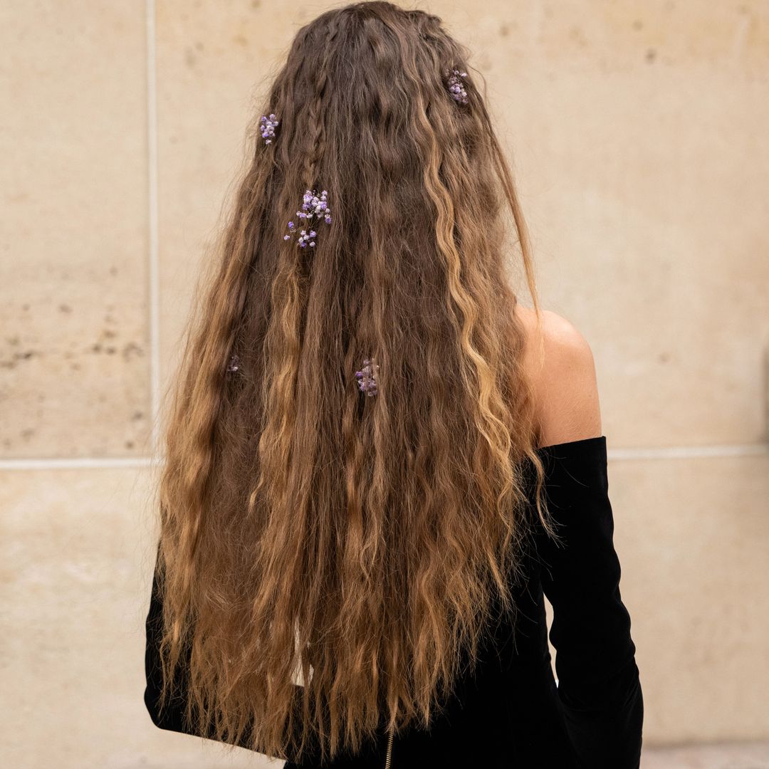 Mara Lafontan de espaldas con el pelo rizado con flores