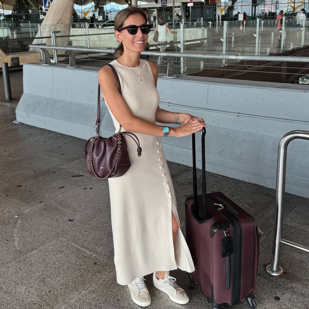 Ana Boyer se despide de las vacaciones con el vestido de punto francés que salvará (también) tus looks de entretiempo