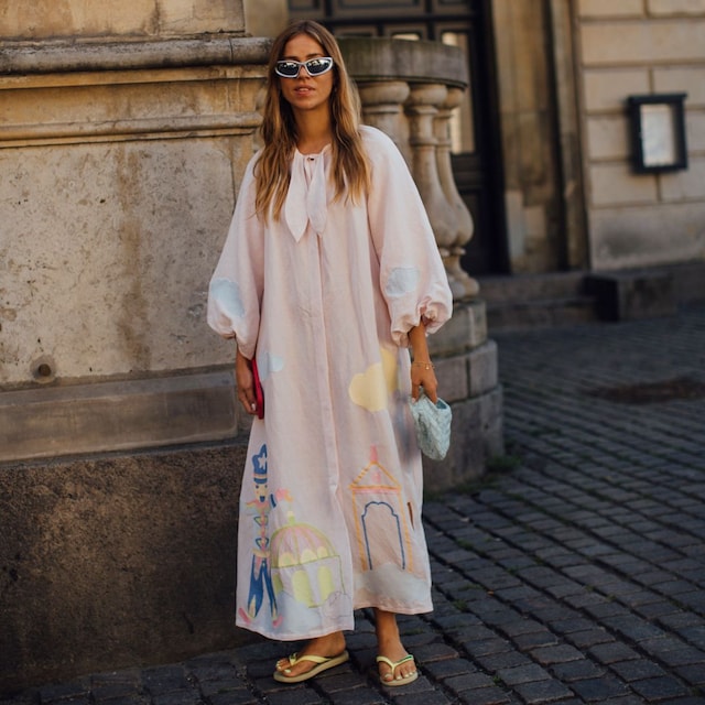 street style invitada con vestido y chanclas