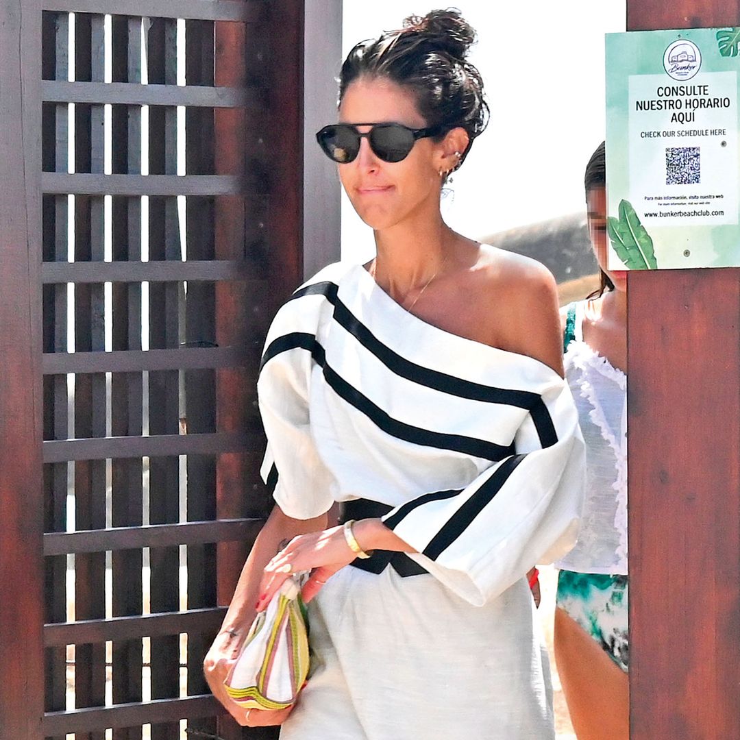 EXCLUSIVA: Inés Domecq, el arte de la elegancia a pie de playa en sus vacaciones en familia en Sotogrande