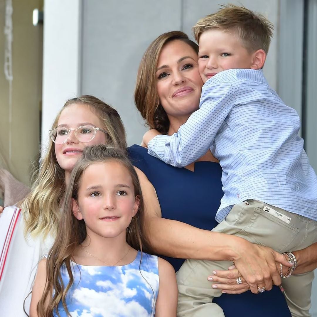 Un año después de cambiar de nombre, el hijo de Jennifer Garner y Ben Affleck presenta su nueva imagen