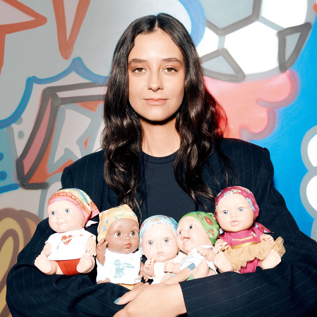 "Desde muy joven he tenido la oportunidad de conocer realidades muy diferentes a la mía, y eso te hace crecer y cuestionarte muchas cosas", dice Victoria de Marichalar, a la que vemos posando con los Baby Pelones de Juegaterapia