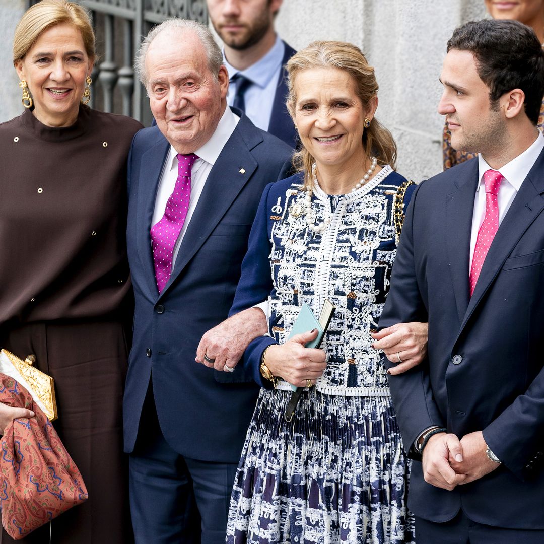 PRIMICIA. El rey Juan Carlos y su emocionante reencuentro en París: las infantas Elena y Cristina y su nieto Felipe viajan con él