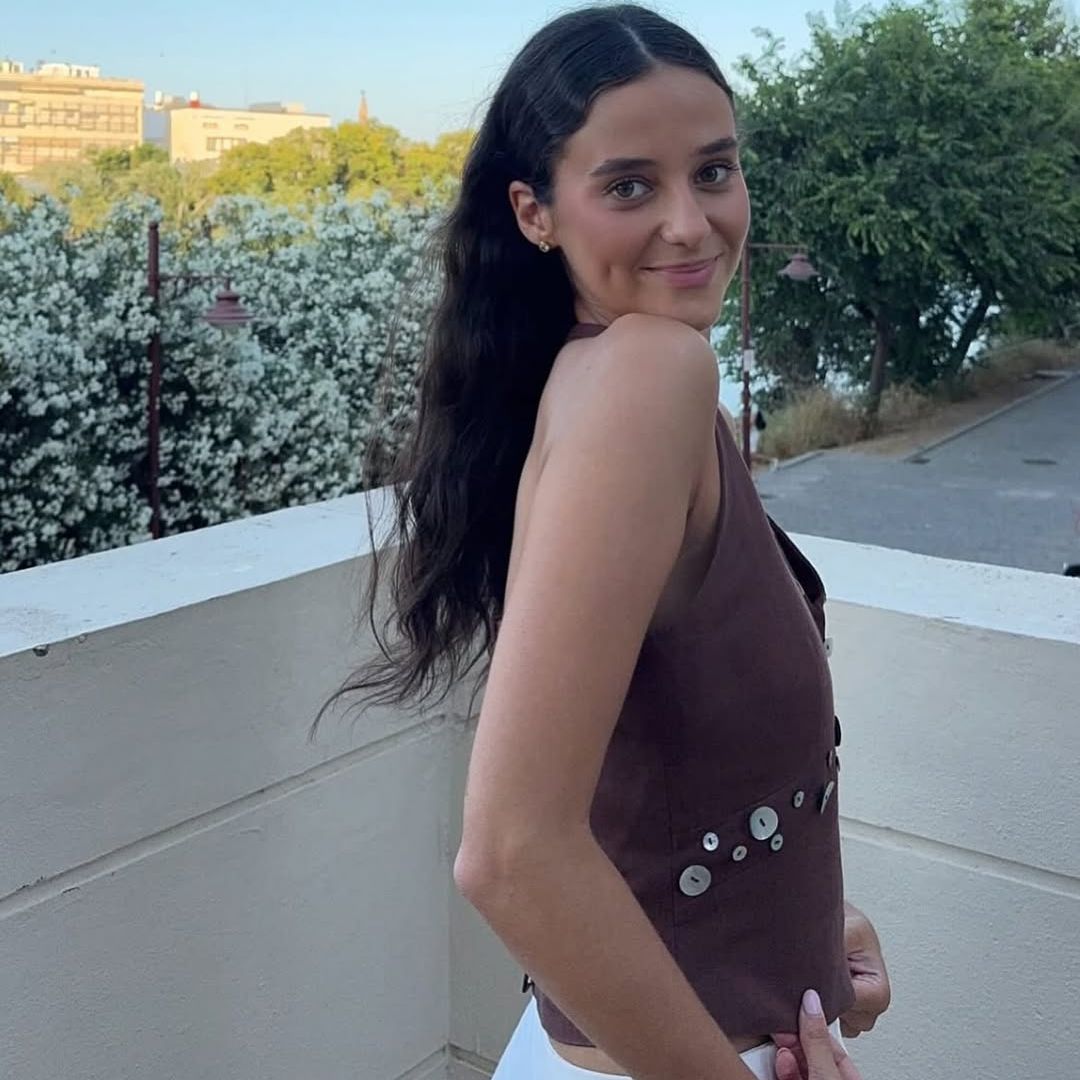 Victoria Federica "dice" que los botones ya no solo son útiles, son tendencia
