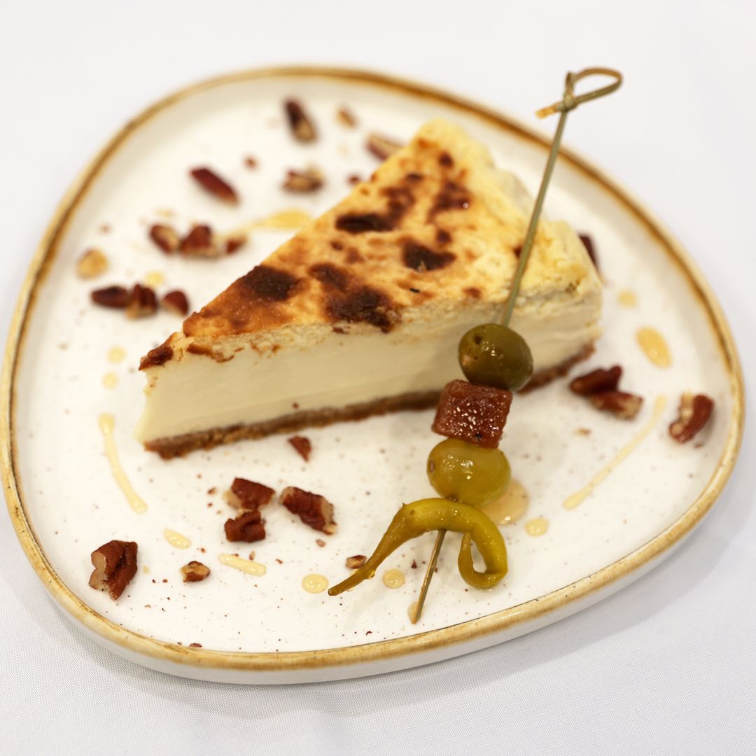 La mejor tarta de queso de Madrid lleva cuatro quesos y se sirve con una curiosa gilda