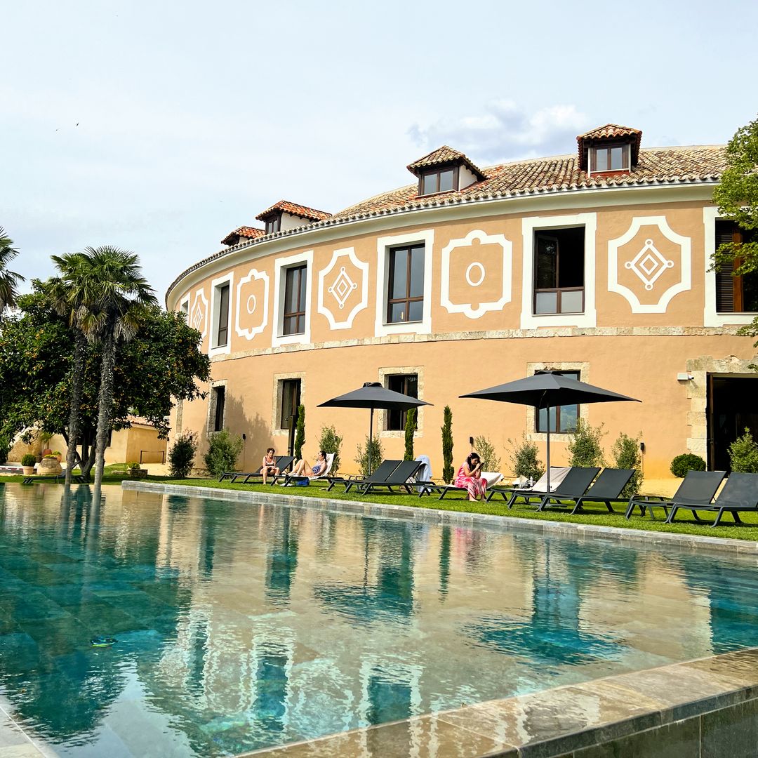 Piscina exterior y jardín del hotel Castilla Termal Brihuega, Guadalajara