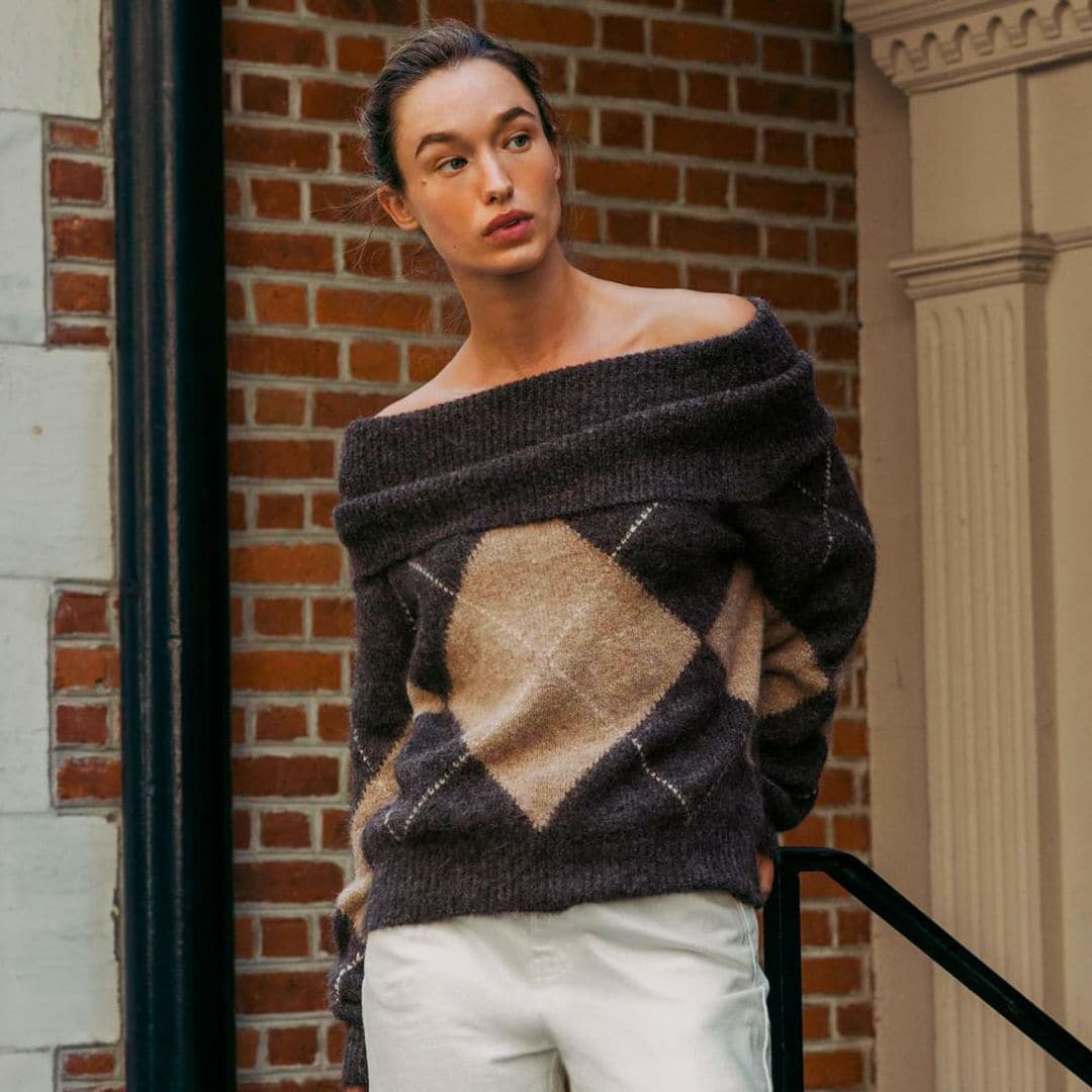 Cómo llevar un jersey de rombos 'off shoulder' de lunes a domingo y vestir bien toda la semana