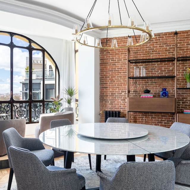Comedor moderno con pared de ladrillo. 