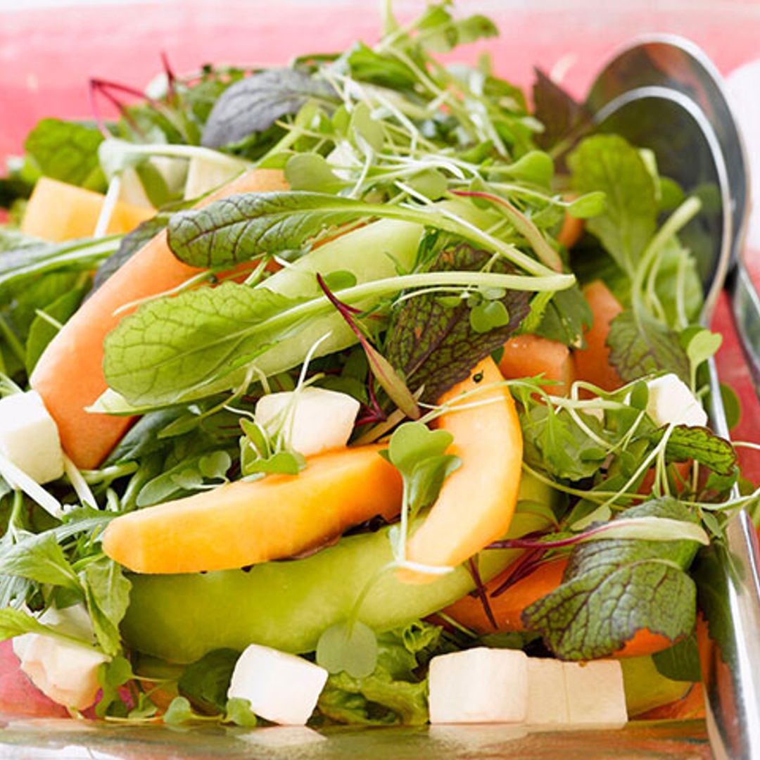Ensalada verde con melón, feta y salsa pesto
