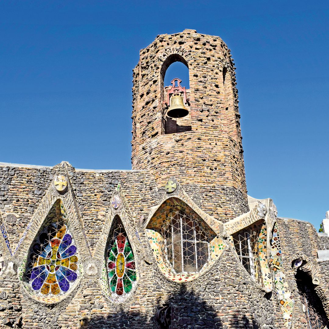 Viaje al modernismo: la escapada más sorprendente para conocer las joyas ocultas de Gaudí en su año