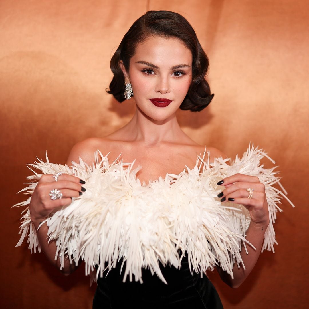 Selena Gómez arriesga en los Globos de Oro con maquillaje gótico y peinado en clave Old Hollywood