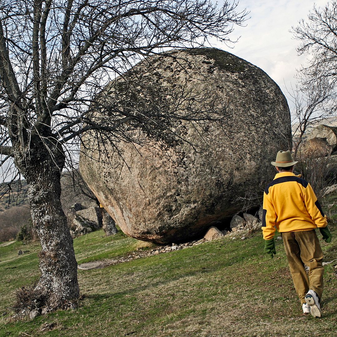 senderista en el berrocal, ortigosa del monte, segovia