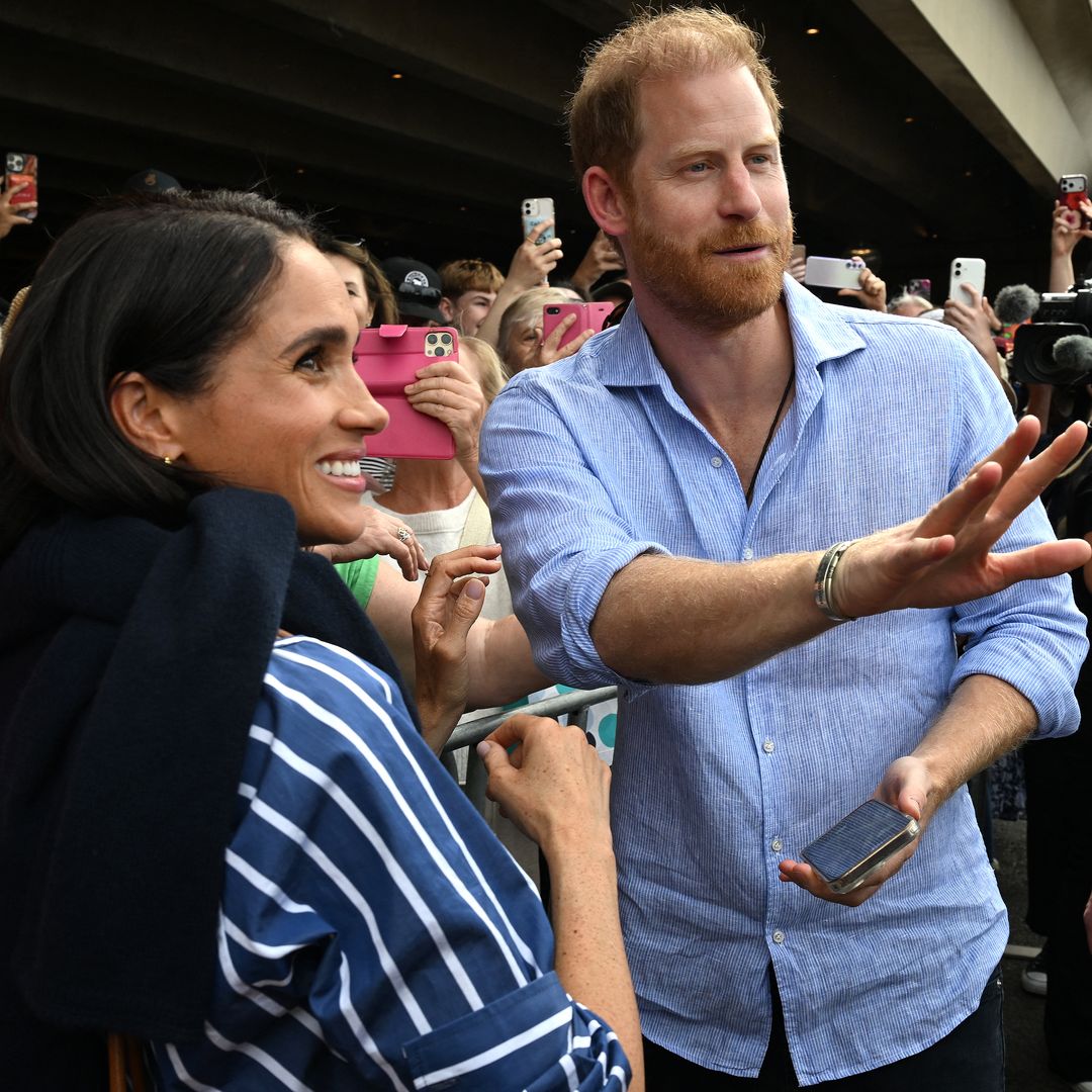 El momento viral de Harry y Meghan con una mujer que tomaba el sol y no se apartó de su camino: él terminó disculpándose