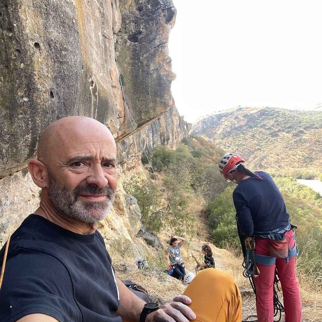 Antonio Lobato, haciéndose una foto mientras practica escalada