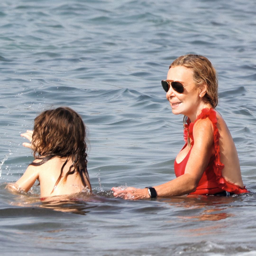 Ana Obregón y Anita, dos "vigilantes de la playa" en su verano más especial