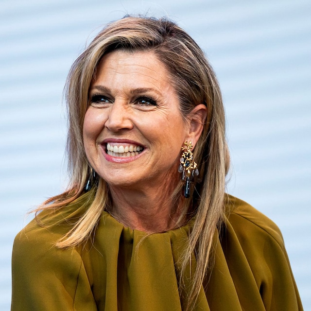 Máxima de Holanda con pendientes Gipsy de Ole Lynggaard 