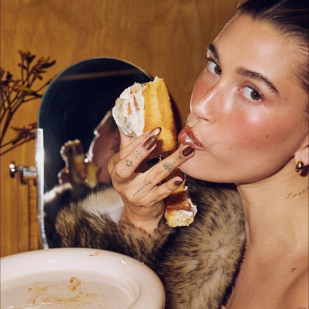 Así fueron las uñas otoñales de Hailey Bieber