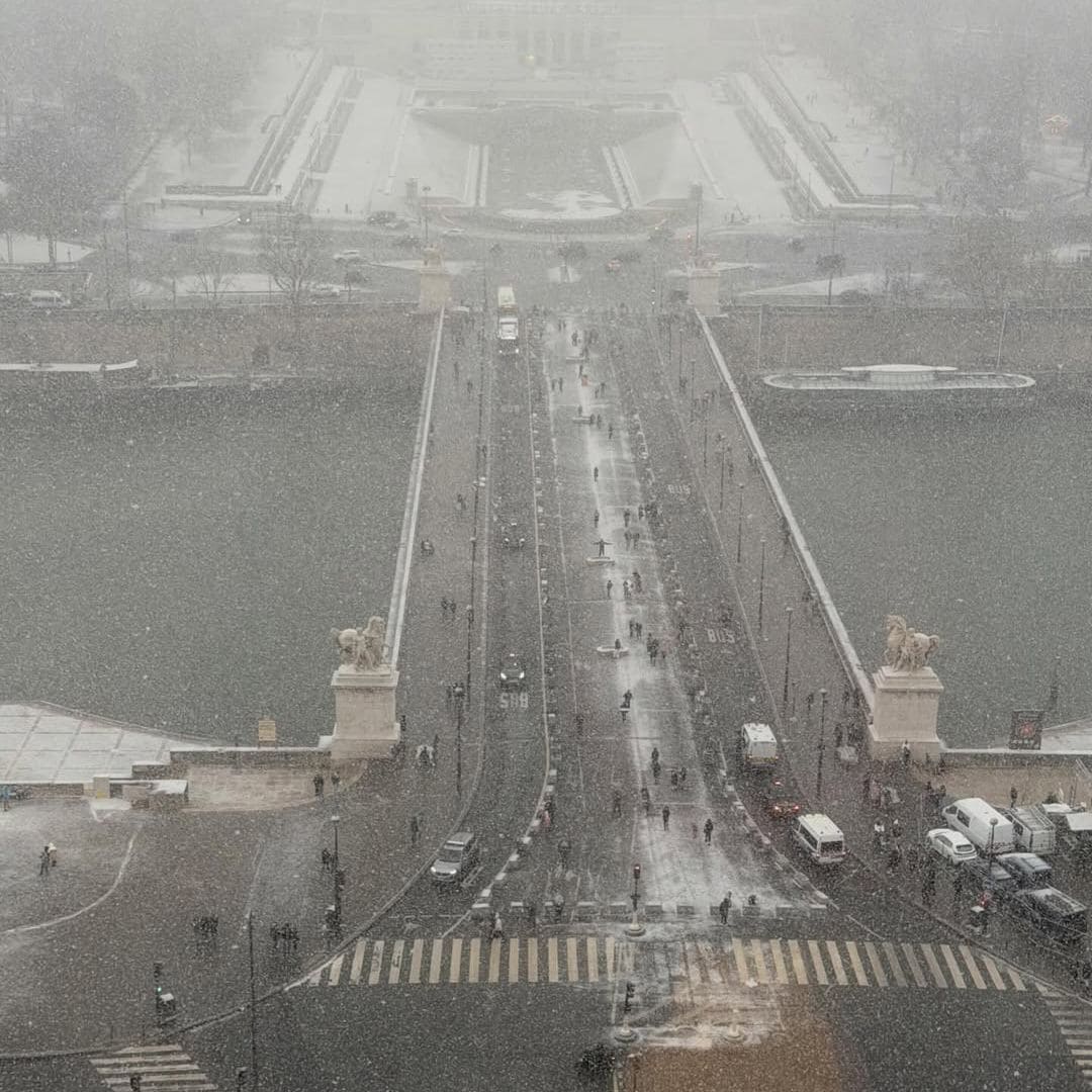 Vista desde la torre Eiffel de París un día de nieve, Francia