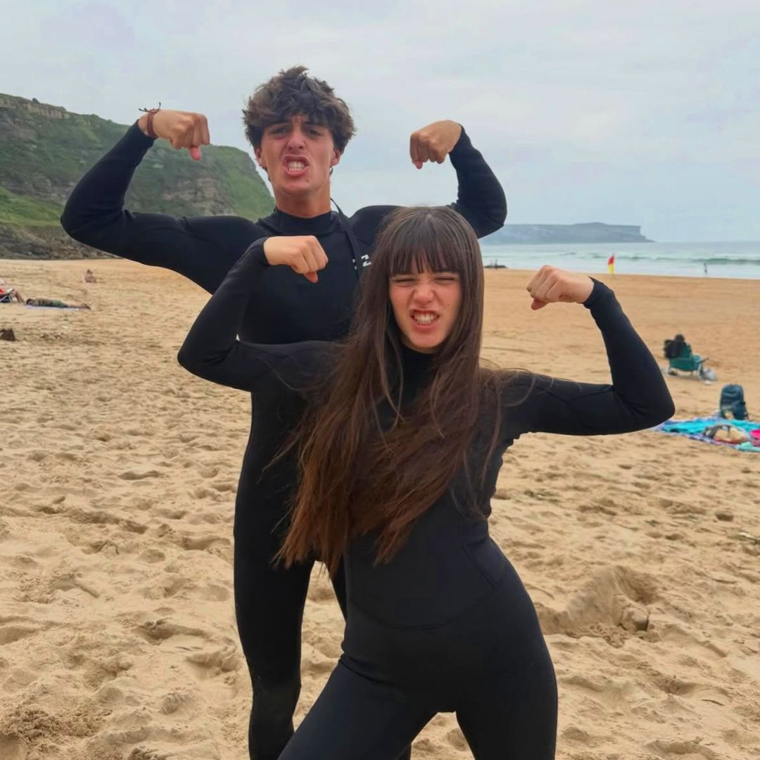 Daniela Meroño y Juan Martín, hijos de Raquel Meroño y Lydia Bosch en la playa de Suances, Cantabria