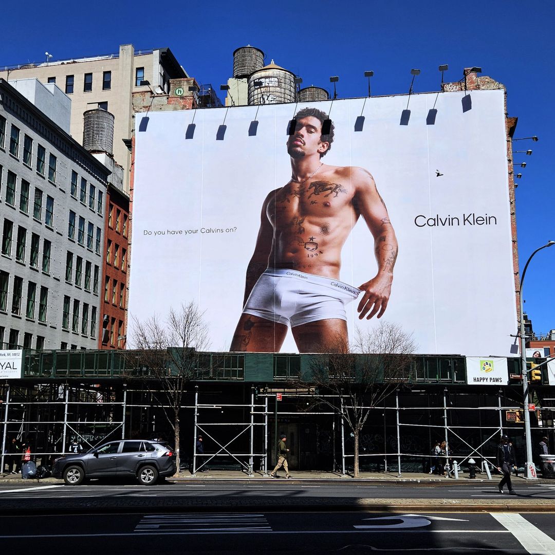 Bad Bunny en calzoncillos para el cartel publicitario que protagonista con Calvin Klein