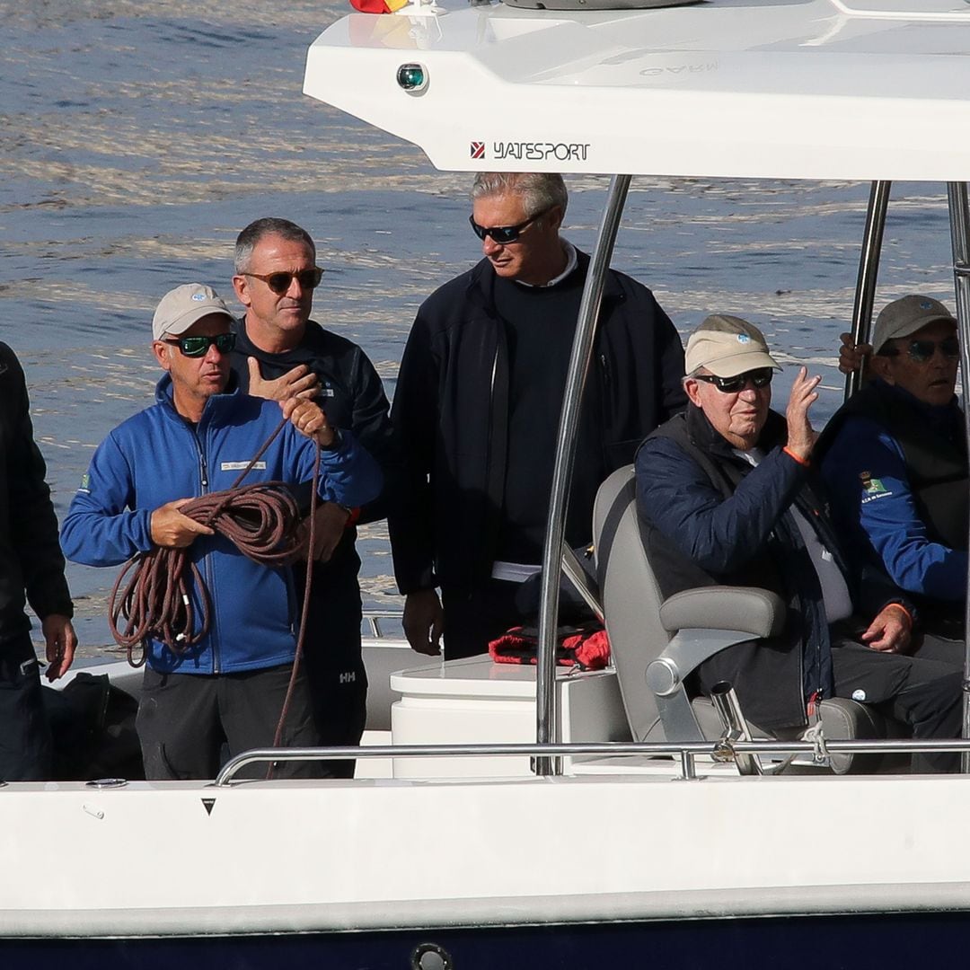 El cariñoso encuentro del rey Juan Carlos con sus sobrinos Alfonso y María Zurita, en una jornada de navegación en Sanxenxo