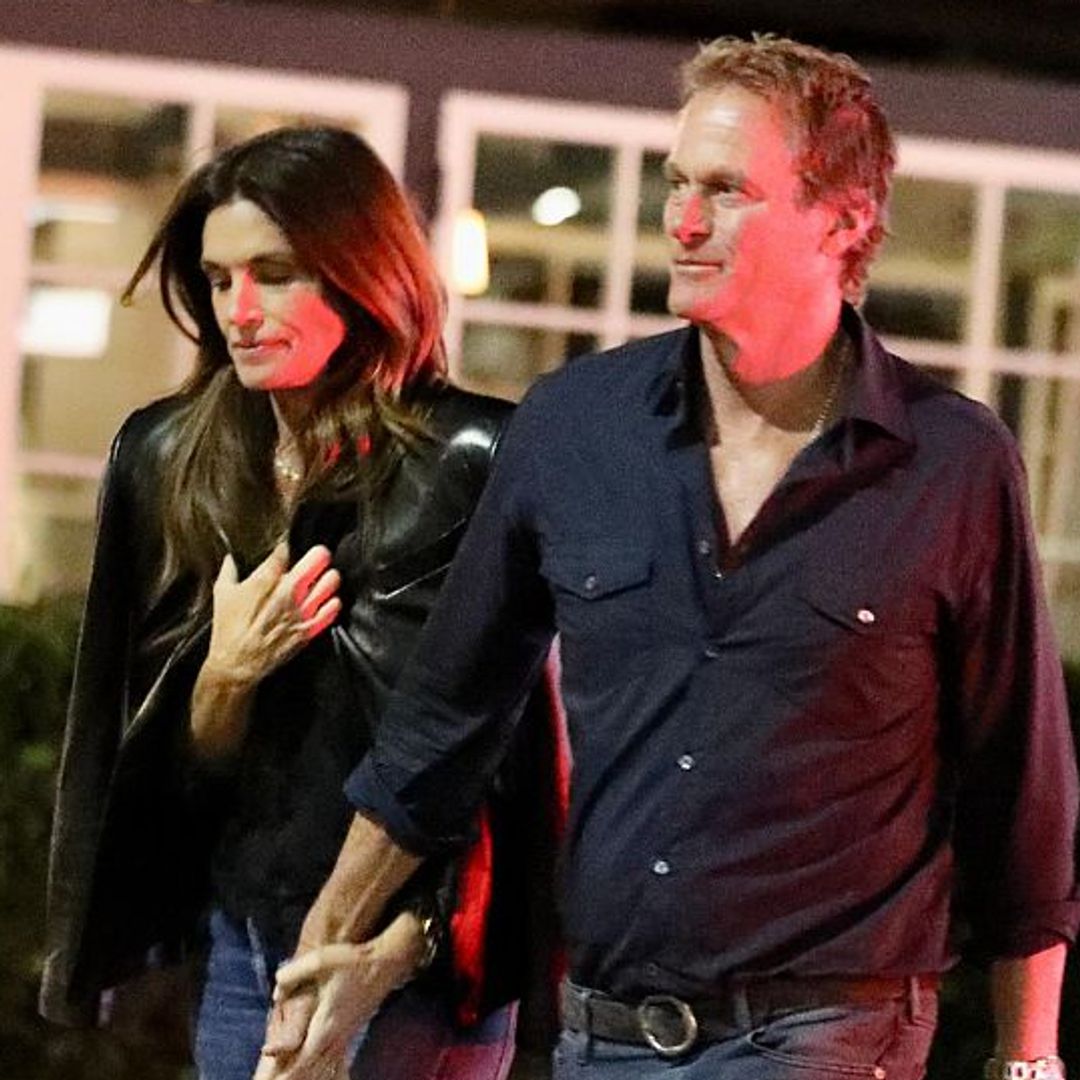Primera salida de Cindy Crawford y Rande Gerber tras la muerte de su hijo Presley: un tranquilo paseo por la playa cogidos de la mano