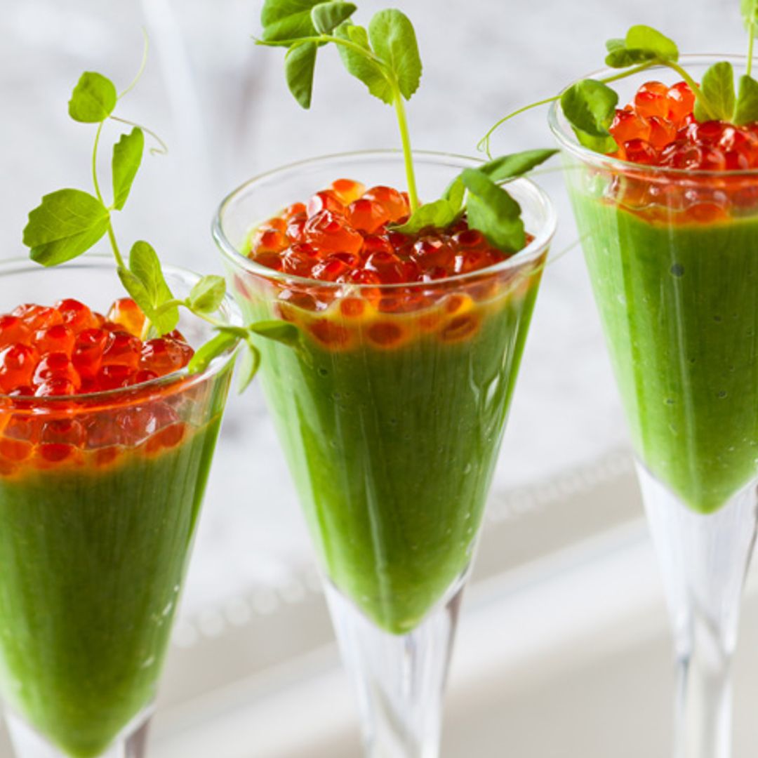Vasitos de crema de guisante con huevas de salmón