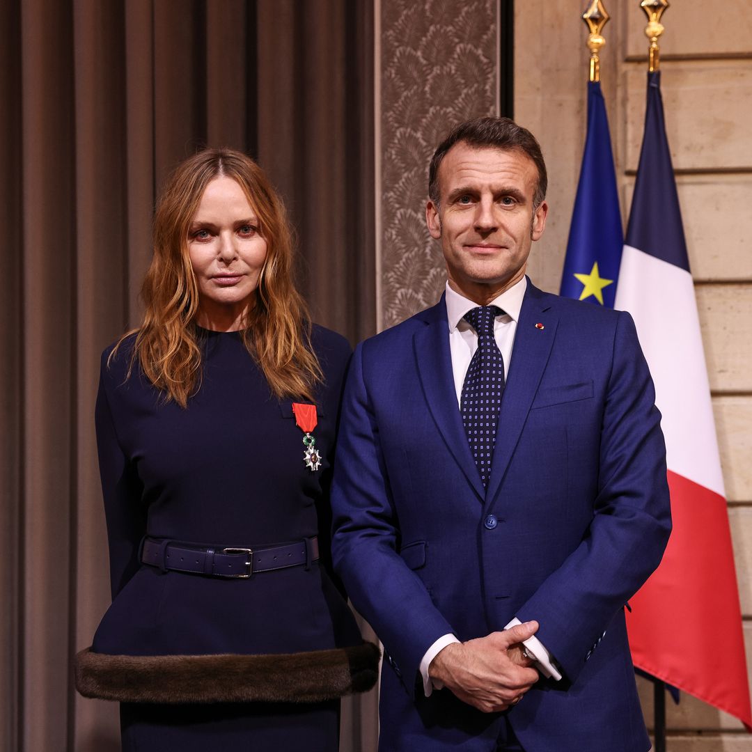 Stella McCartney y Victoria Beckham, unidas por el mismo 'Caballero': la hija de Paul McCartney recibe un importante galardón de la mano de Macron