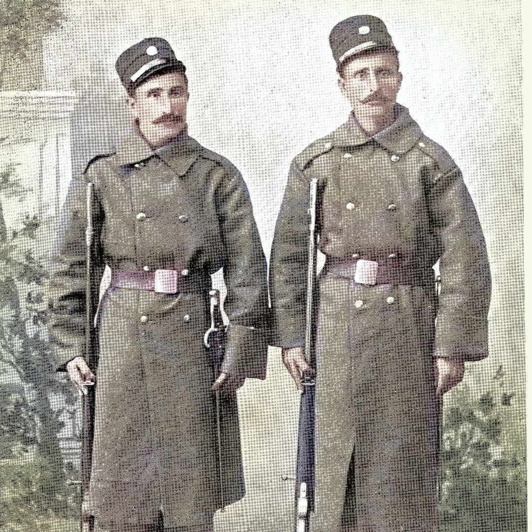 El trench coat fue utilizado por los soldados en la guerra ya que era repelente al agua y muy cómodo.