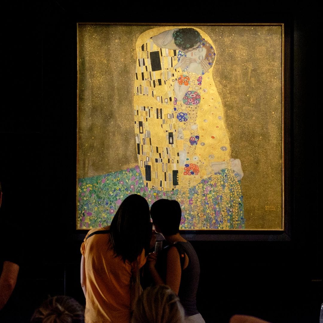 Pintura de El Beso de Gustav Klimt en el Palacio Belvedere Museo, de Viena., Austria