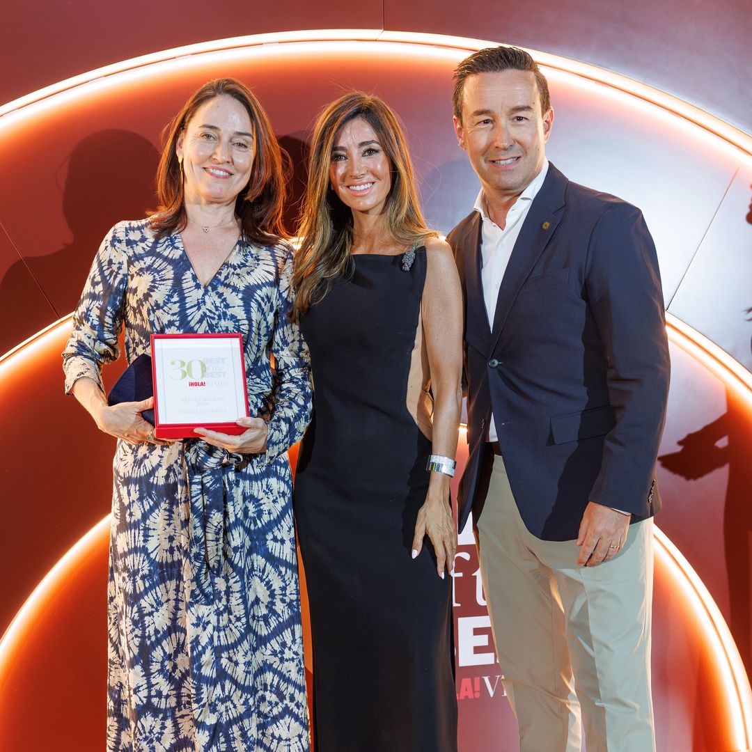 Marta González posa con Nathalie Chaminade - Directora de marketing y relaciones públicas de Explora Journeys España