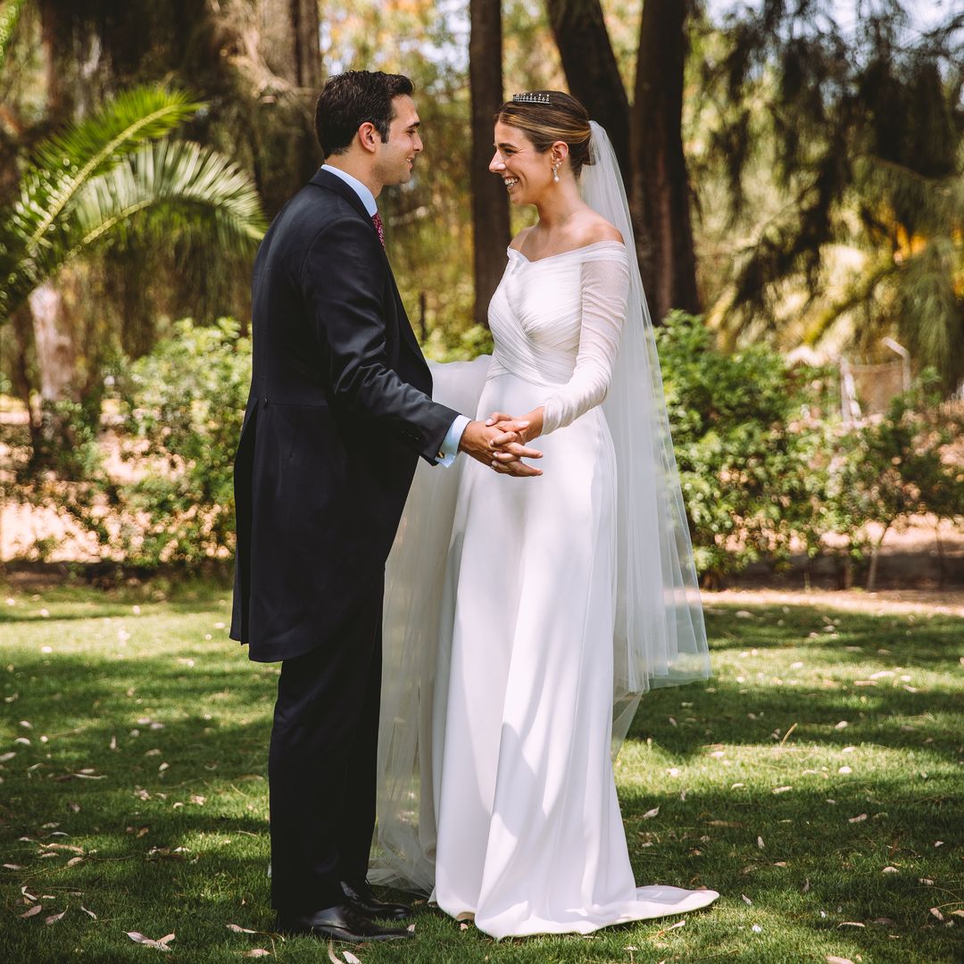 Paula, la novia del vestido con escote barco y la tiara de tulipanes que celebró su boda en Sevilla