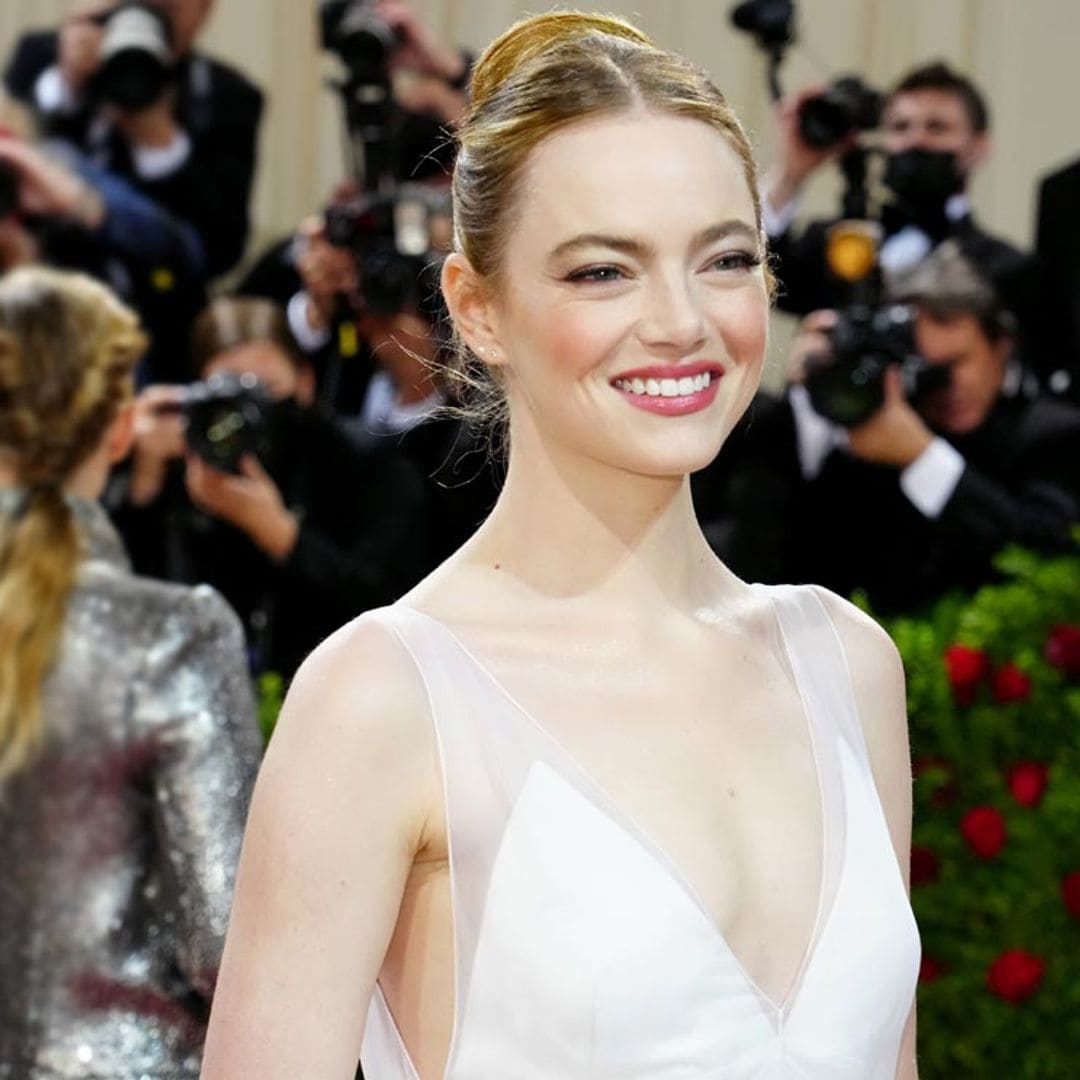 La decisión sostenible de Emma Stone: reciclar su segundo vestido de novia y lucirlo en público