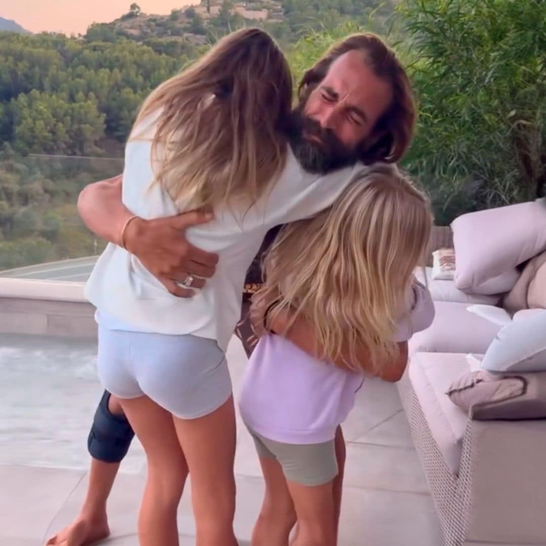 Álex Adrover rompe a llorar al reencontrarse con sus hijas tras su paso por 'Supervivientes'