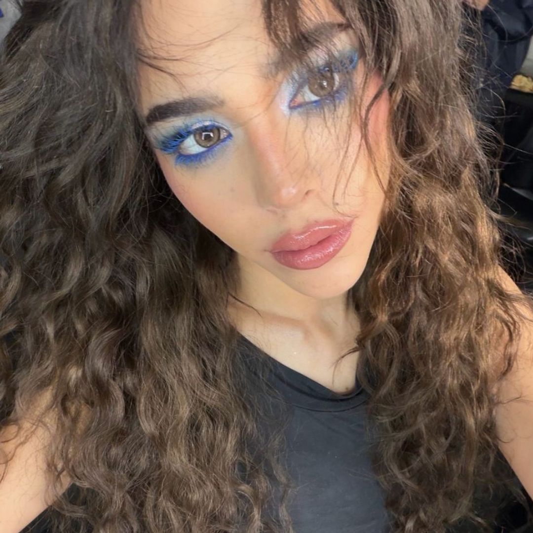 Danna confirma que el rímel azul está de vuelta: así puedes llevar la tendencia