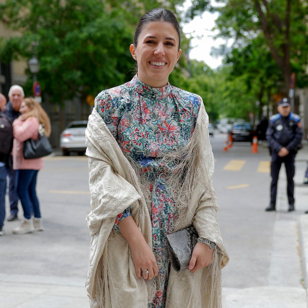 El guiño castizo de Teresa Urquijo en San Isidro: vestido floral, mantón de Manila y accesorios clásicos