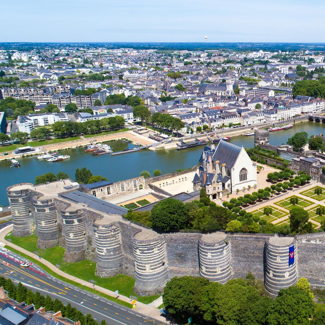 Vista aérea del castillo de Angers, en el valle del Loira, Francia