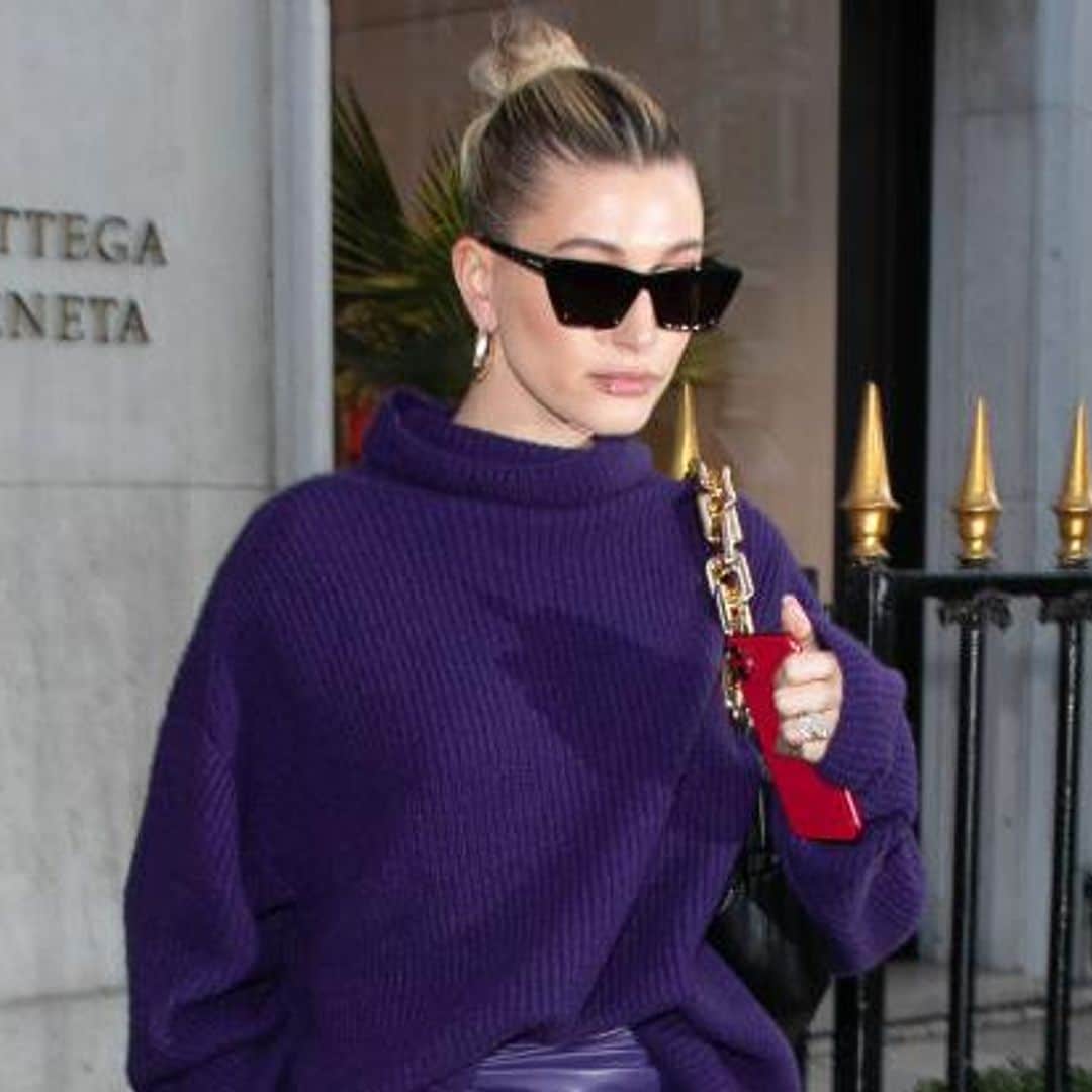 Hailey Baldwin o cómo llevar looks de color púrpura