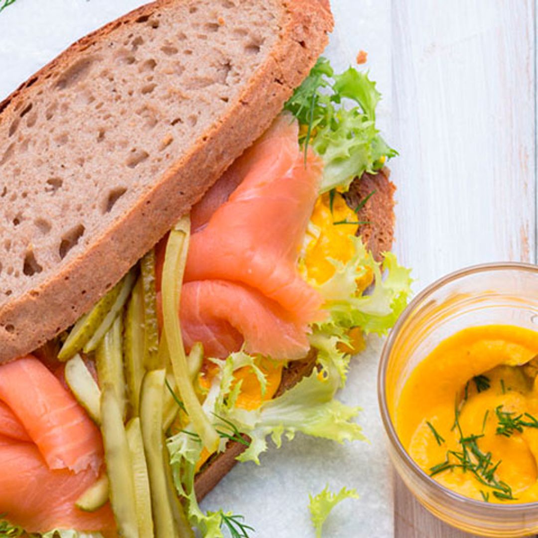 Sándwich rústico de salmón con pepinillos