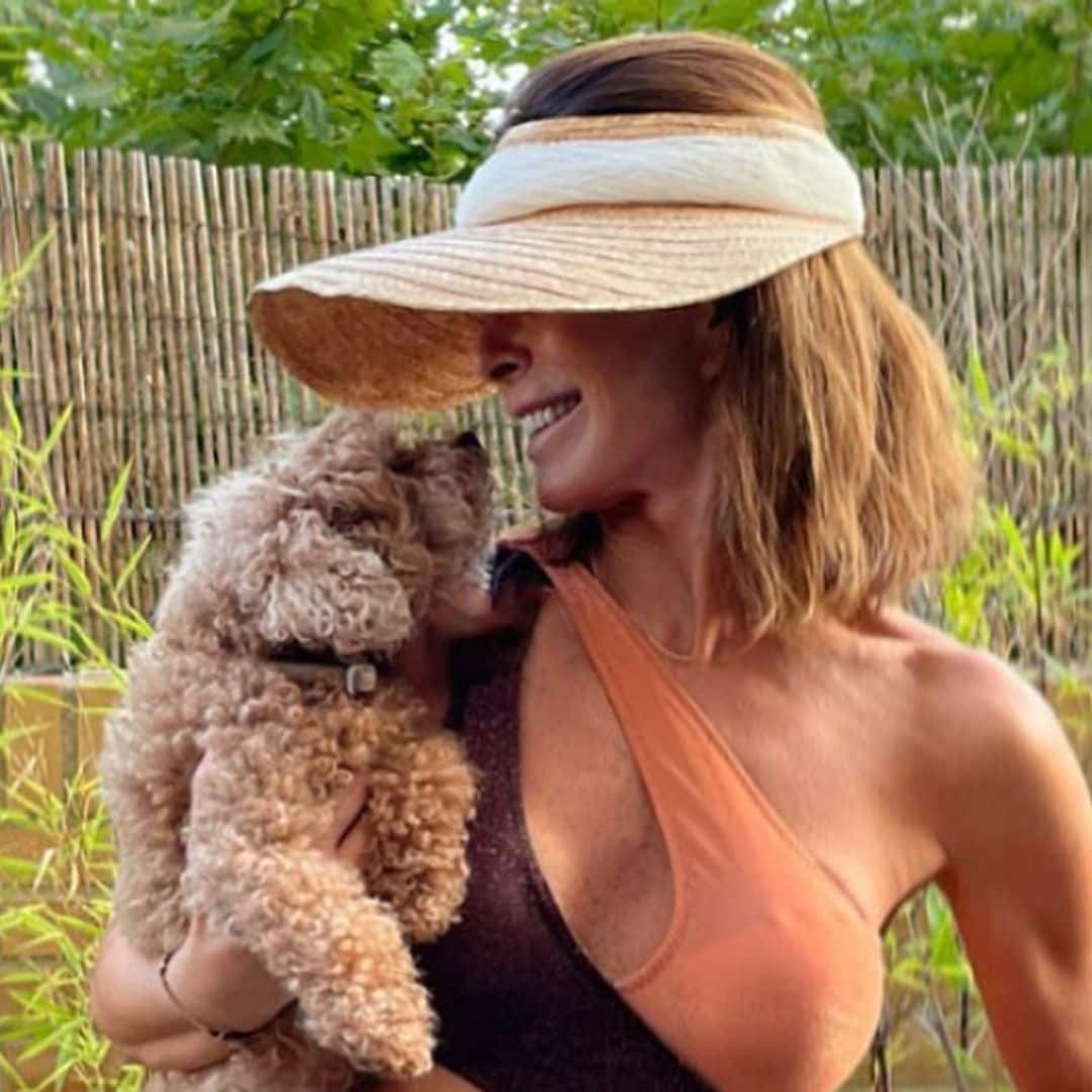 El impresionante posado de Lydia Bosch en trikini presumiendo de abdominales