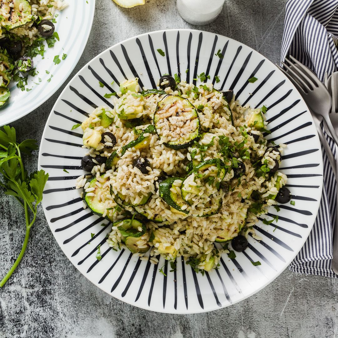 Ensalada de arroz con calabacín y aguacate