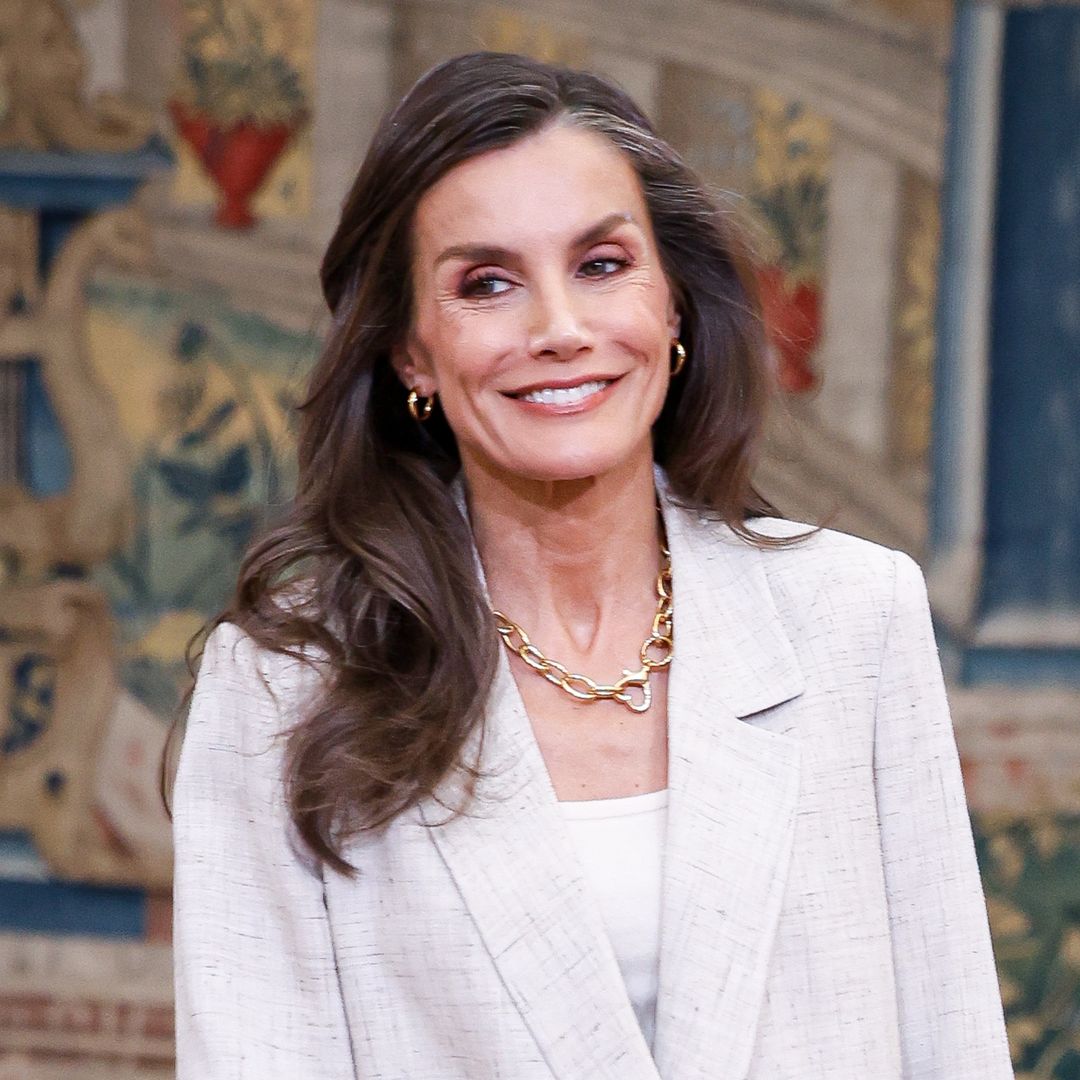 El primer look oficial del verano 2026 de la reina Letizia con unas ondas XL perfectas para la ola de calor