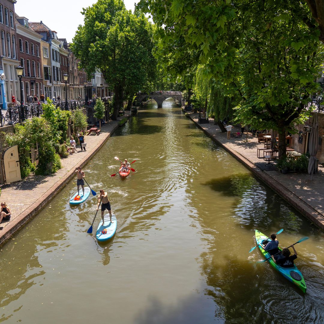 Practicando paddle surf en el canal de Oudegracht, en Utrecht, Países Bajos