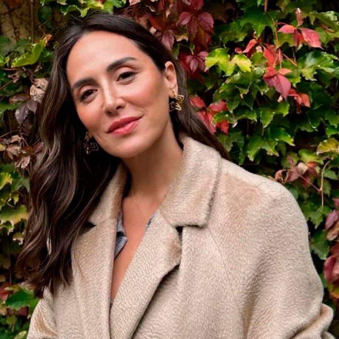 Tamara Falcó combina el traje rojo que adoran las 'royals' con las venecianas más cómodas