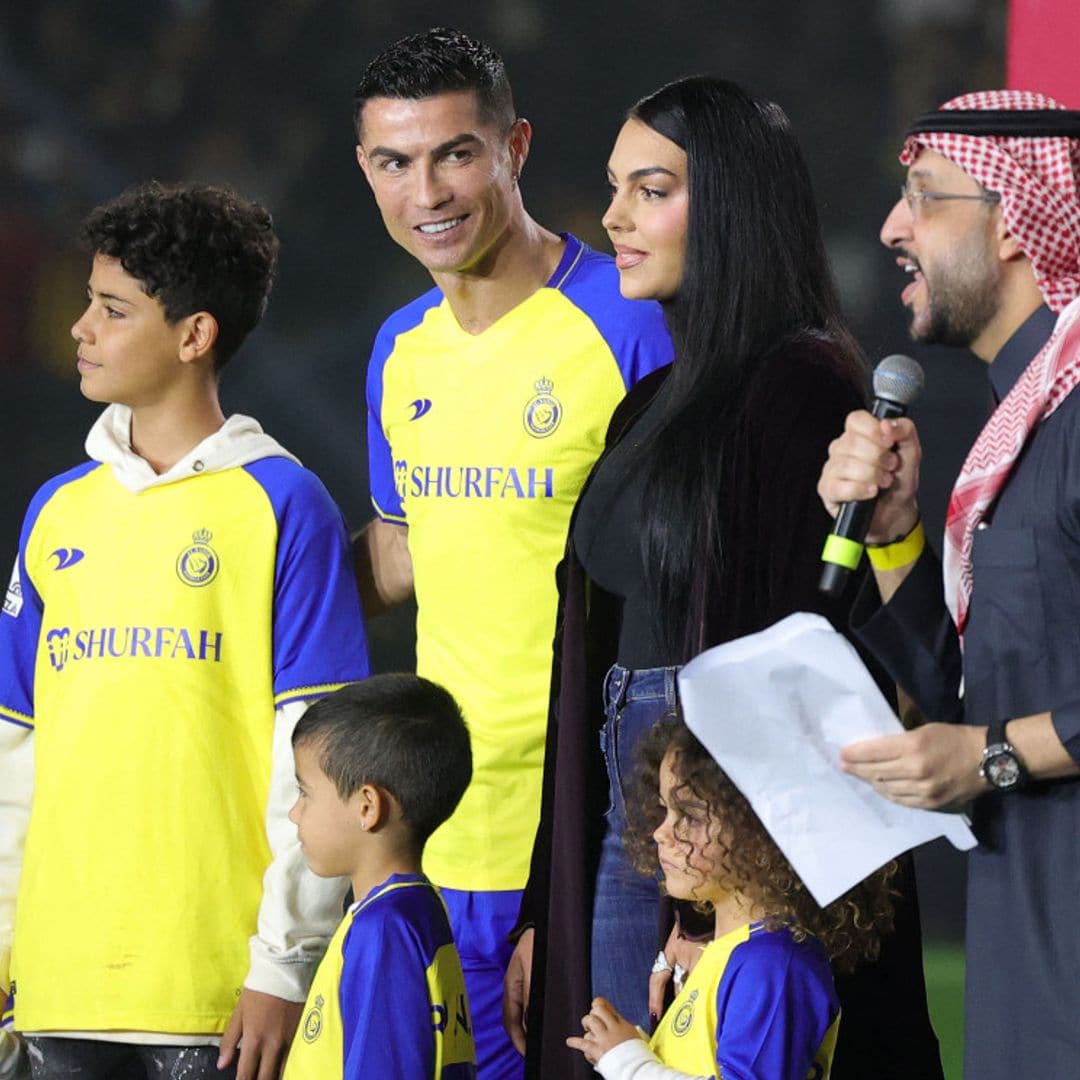 La familia de Cristiano Ronaldo salta al campo en la multitudinaria presentación del futbolista en su nuevo equipo