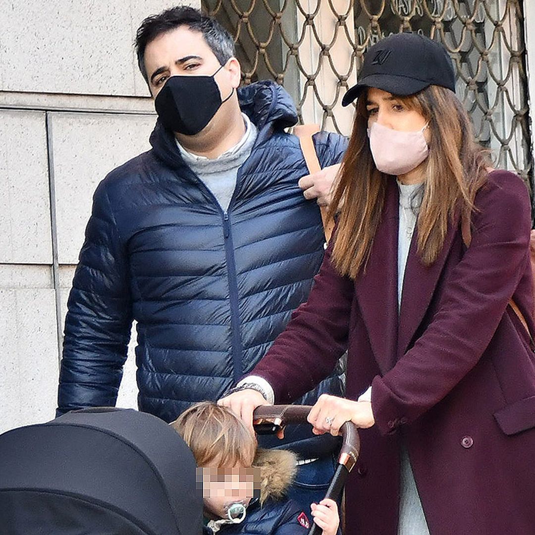 Carrito del bebé, su hijo Hugo y bolsas de compras: a Isabel Jiménez se le multiplica el trabajo