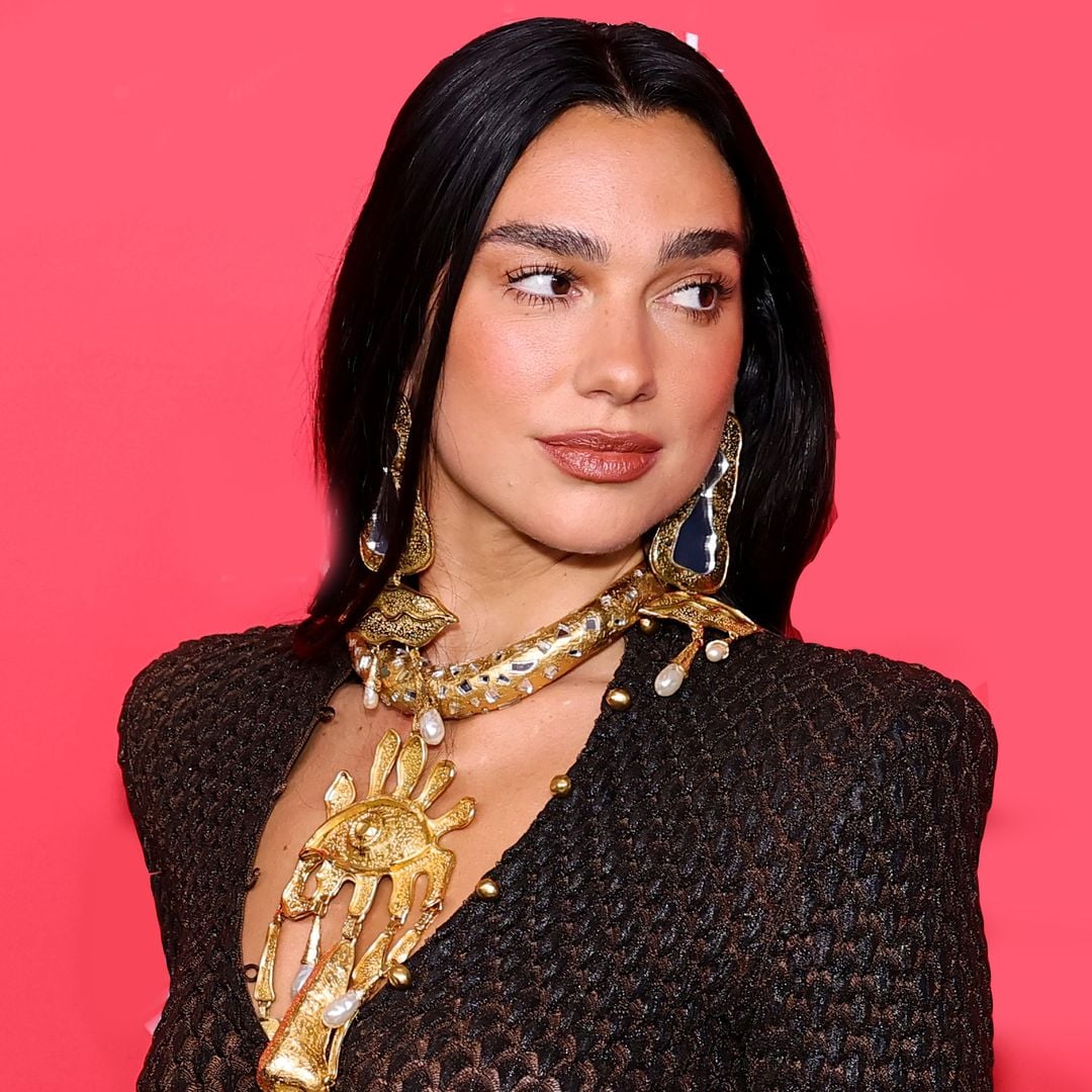 Dua Lipa adelanta el look navideño ideal que rejuvenece y afina la nariz