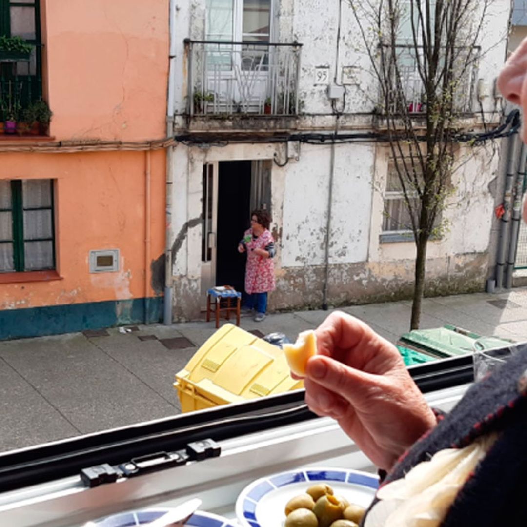 La entrañable quedada de esta señora para tomar el vermut con sus vecinas