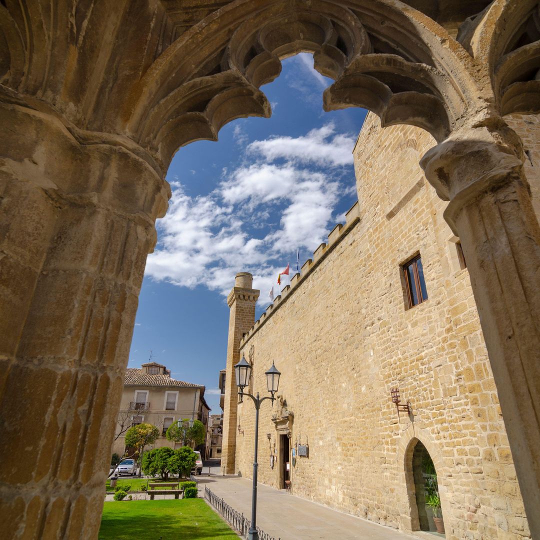 Santa Maria la Real y Parador de Olite en la plaza de Teobaldos, Navarra