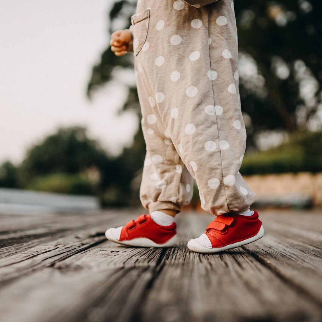 Cómo seleccionar unos zapatos respetuosos para los niños